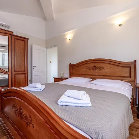 Donatella * Pješčana Uvala